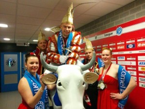 De aftrap werd verricht door prins Jeffrey de eerste, die door de koe 'Leutje', symbool van carnaval in Leutekom, het stadion werd binnengereden.