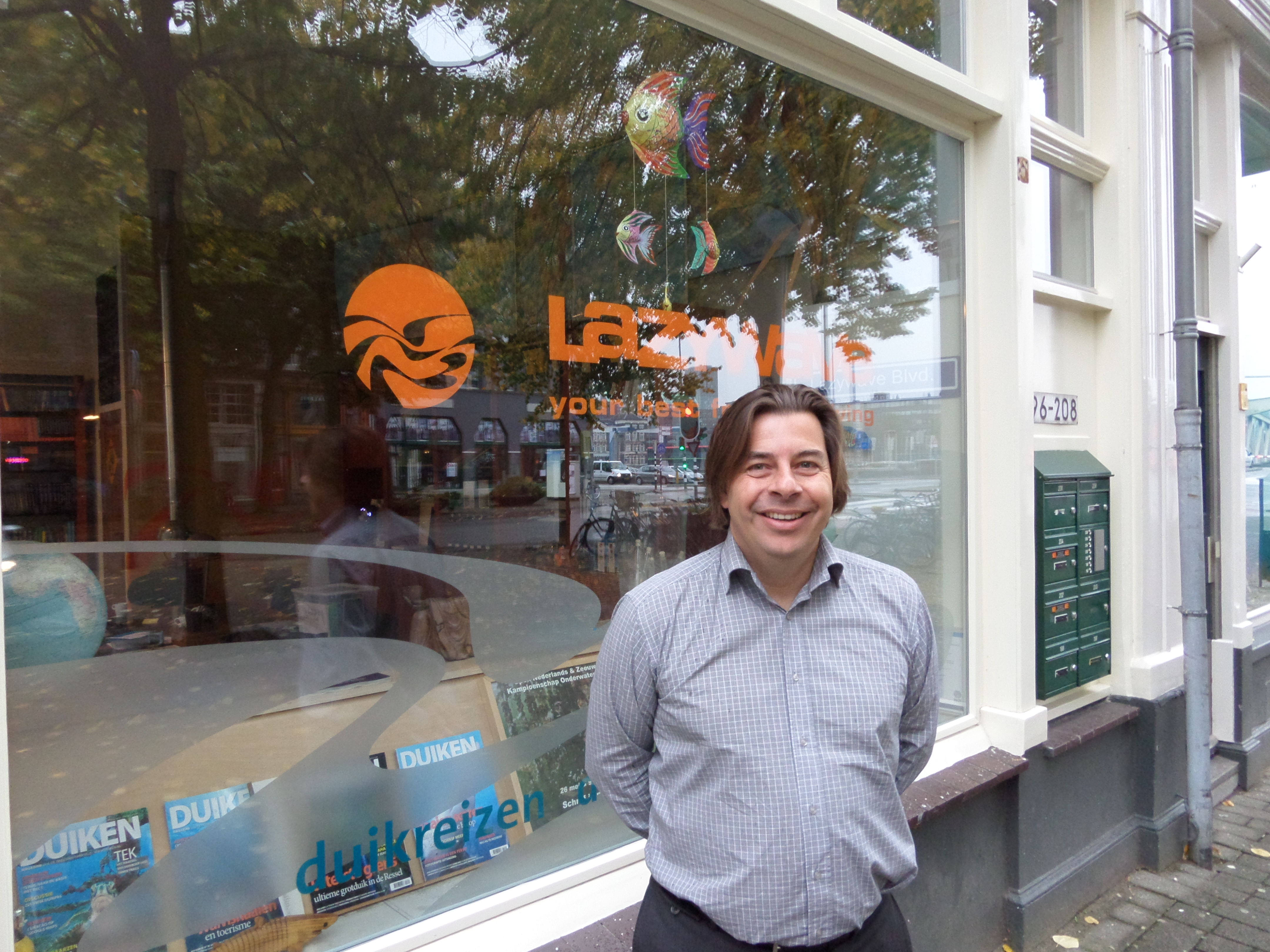 Oktober 2013: Eric Schunselaar voor zijn winkel op het Noordereiland (foto: René Hoeflaak)